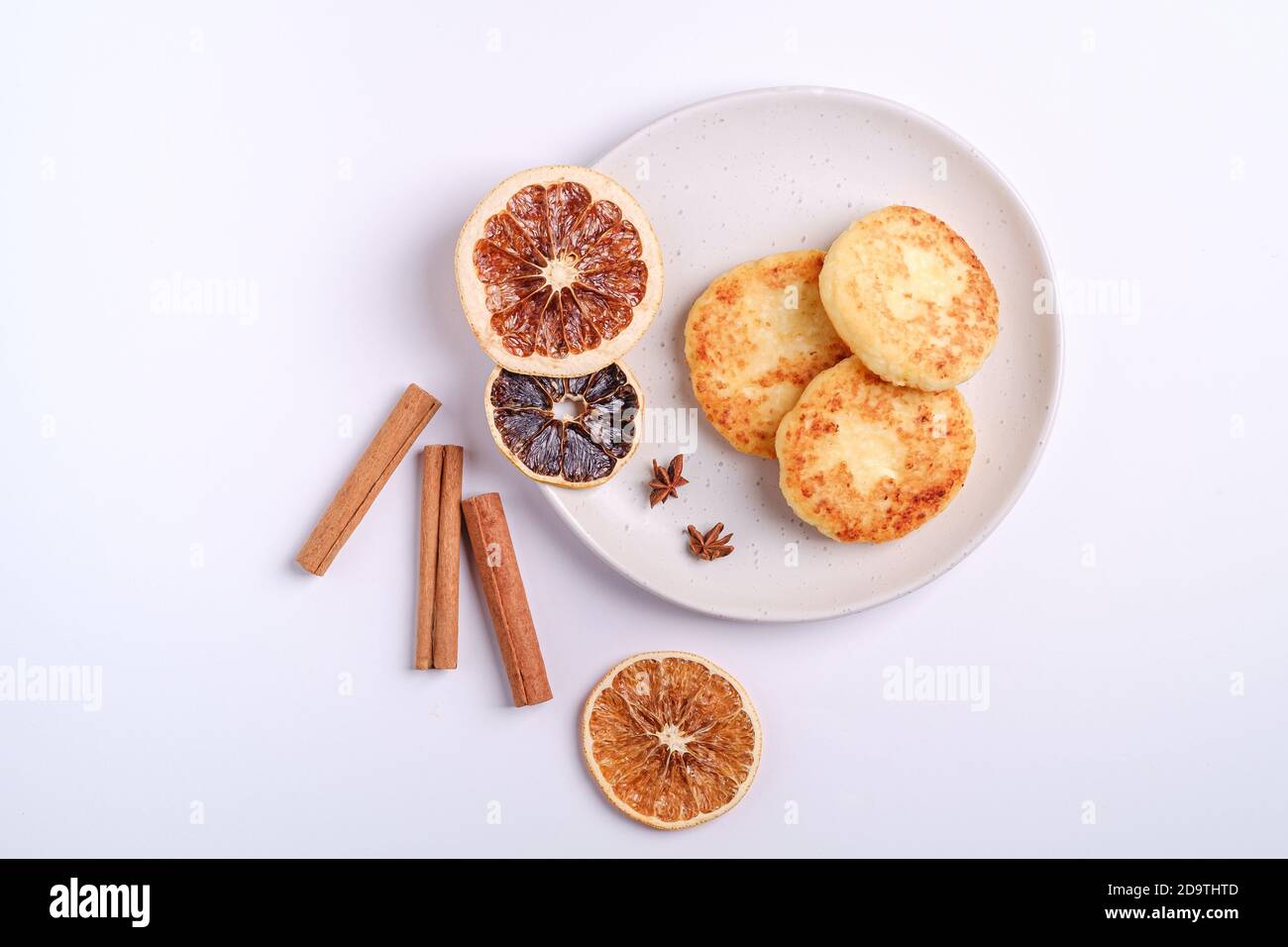 Frittelle di formaggio di cottage. Colazione di Natale con anice e cannella su sfondo bianco, vista dall'alto Foto Stock