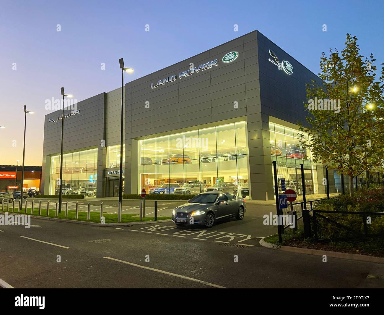 Guy Salmon Land Rover e gli showroom di auto Jaguar al crepuscolo, Sunbury-on-Thames, Surrey, Inghilterra, Regno Unito Foto Stock