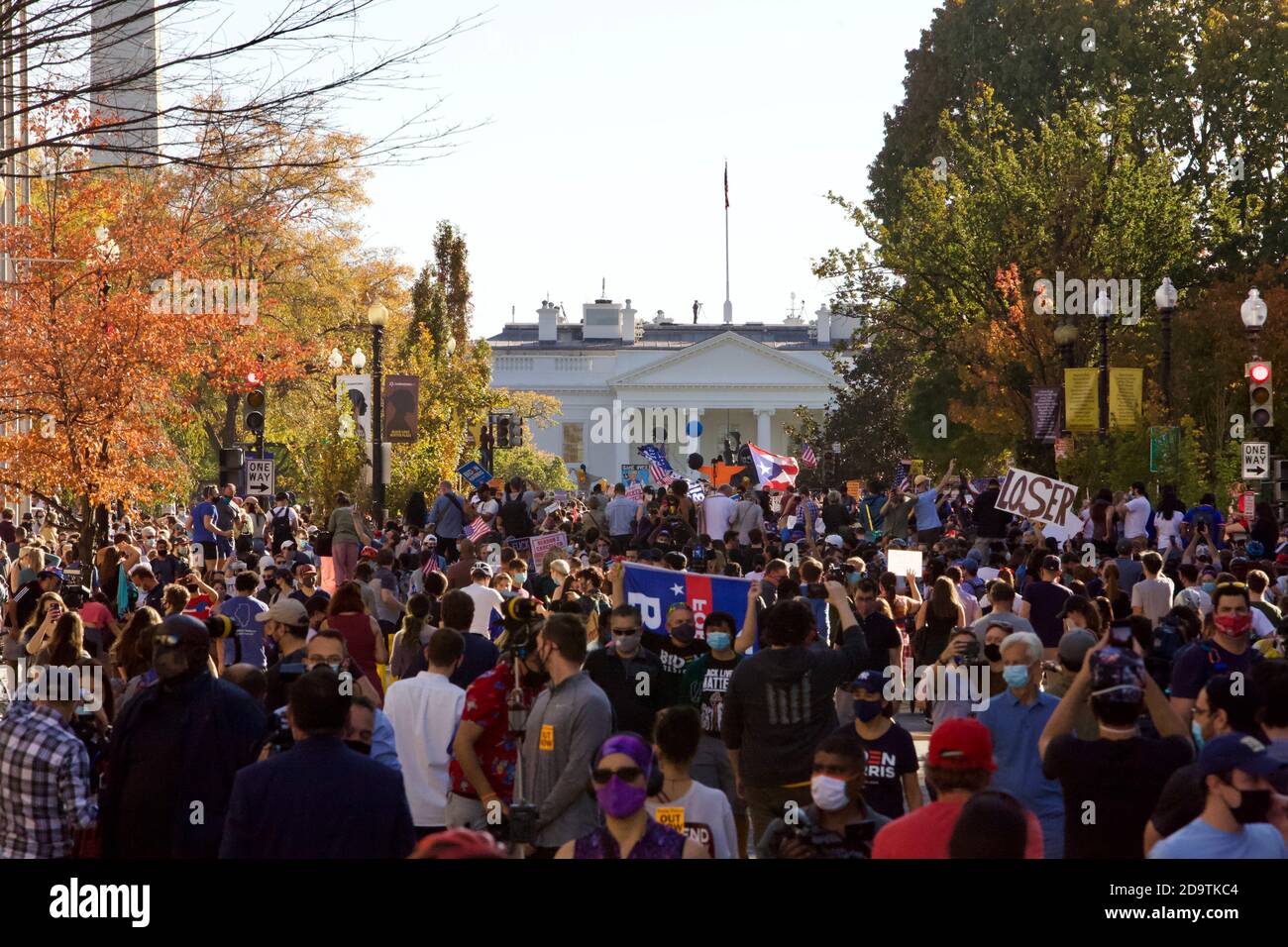 Washington, DC, USA, 7 novembre 2020. Nella foto: Migliaia di sostenitori di Washingtoniani e Biden / Harris sono venuti alla Casa Bianca / Black Lives Matter Plaza e in altre località del centro per celebrare la vittoria di Biden su Trump e l’elezione della prima Vicepresidente femminile nella storia del paese. Credit: Alison C Bailey/Alamy Live News Foto Stock