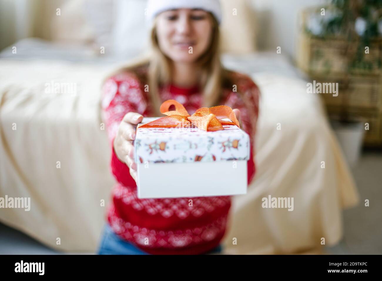 Donna con le mani in mano tenere il Natale o il nuovo anno decorato confezione regalo. Foto Stock