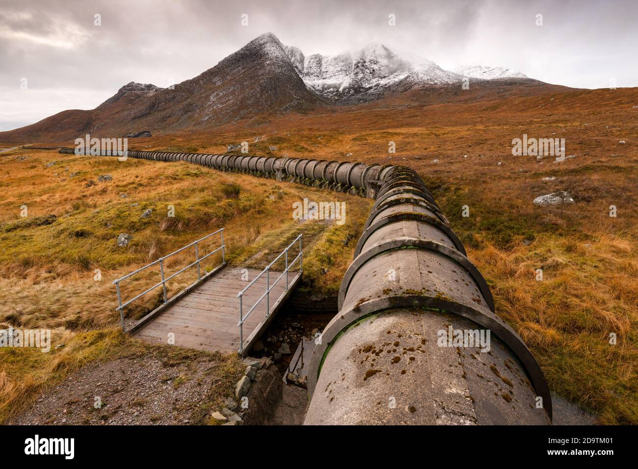 Tubo di cemento originale / acquedotto che prende l'acqua in Loch Fannich, Highland Scozia, come parte dello schema idroelettrico in quella zona. Foto Stock