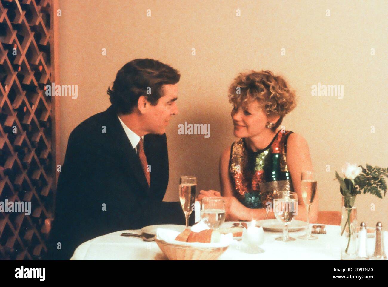 1992 coppia gode di una cena romantica in un ristorante post New York City, Stati Uniti Foto Stock