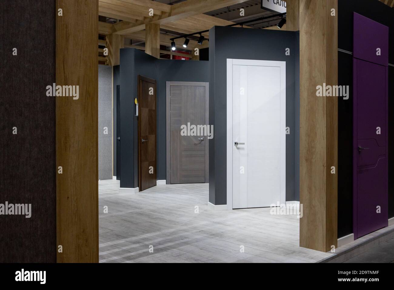 esempi di porte di diversi colori e design nel negozio di mobili Foto Stock