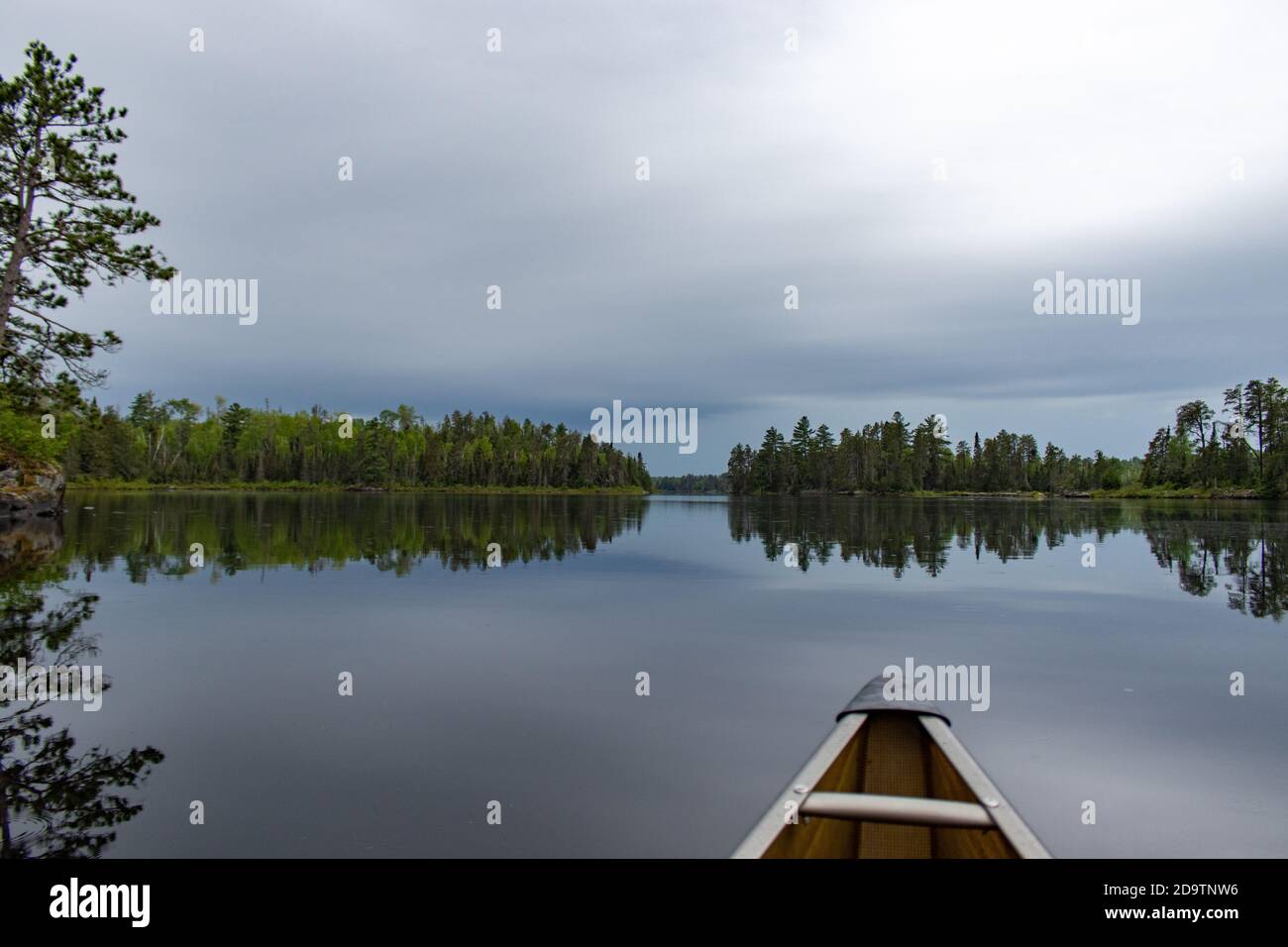 Canoa in una tranquilla giornata di pioggia negli Stati Uniti/Canada bordo Foto Stock