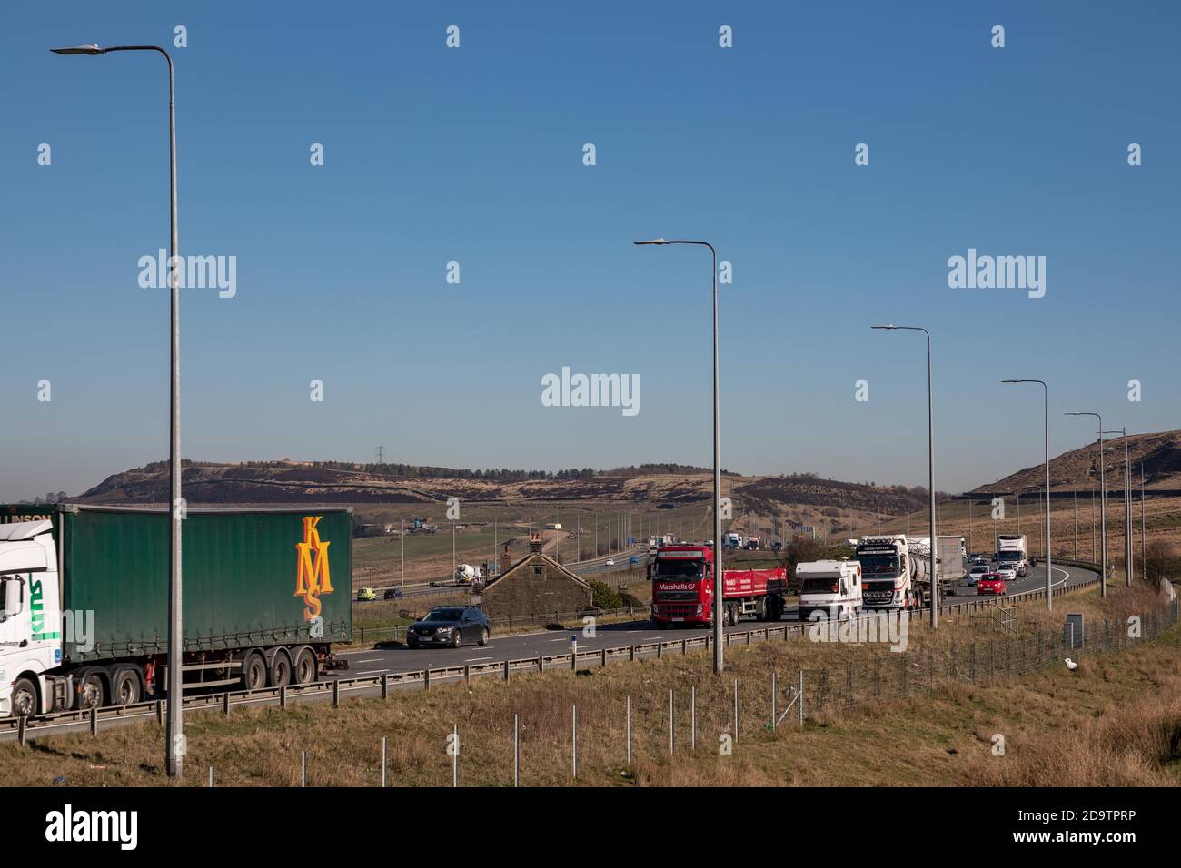 Stott Hall Farm, Rishworth. Situato tra le carreggiate verso est e ovest della M62 Foto Stock