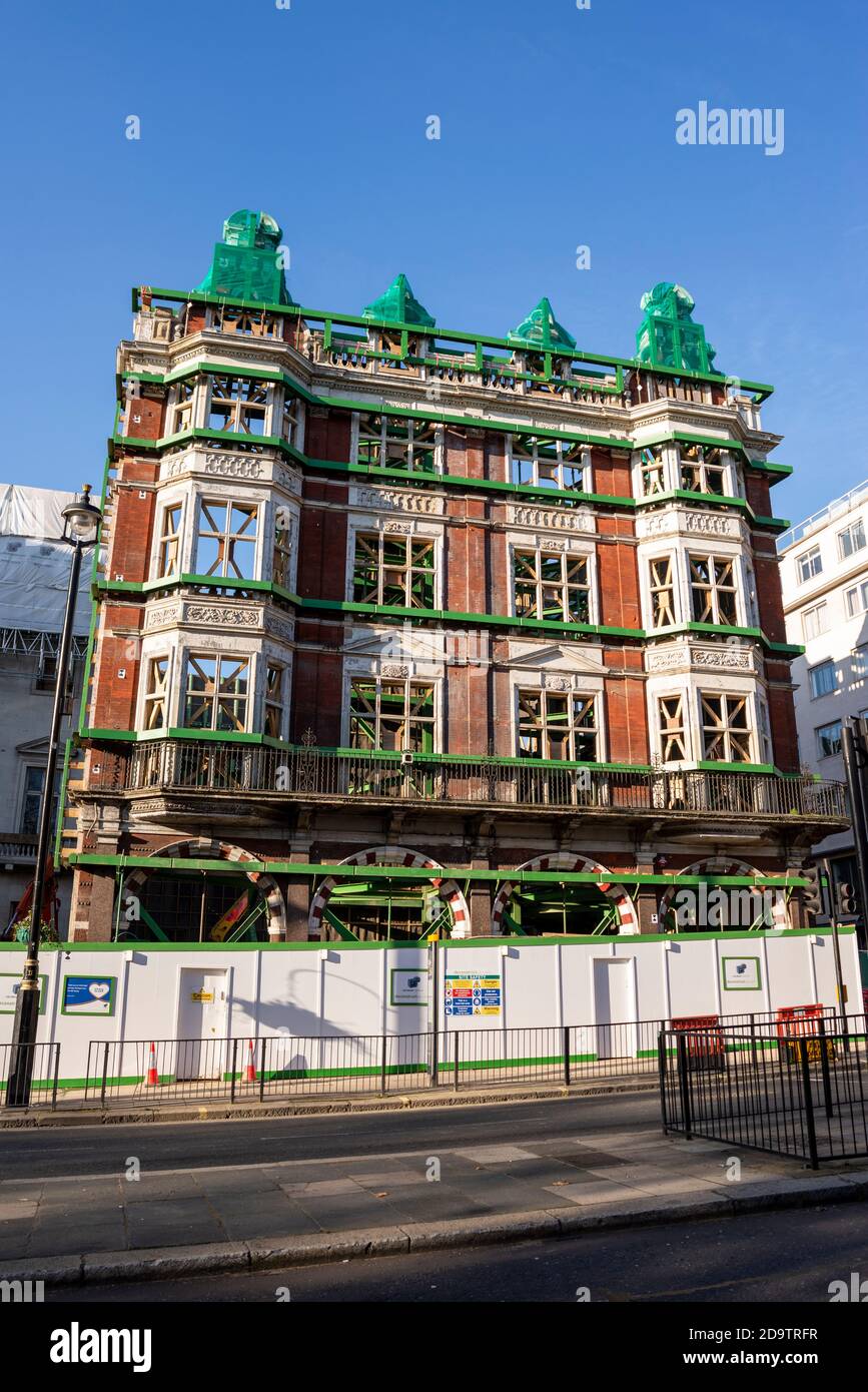 Facciata conservata di un edificio storico a Piccadilly, Londra, Regno Unito, risviluppata. Hotel di sviluppo Mayfair, Piccadilly Estate. Camere Green Park Foto Stock