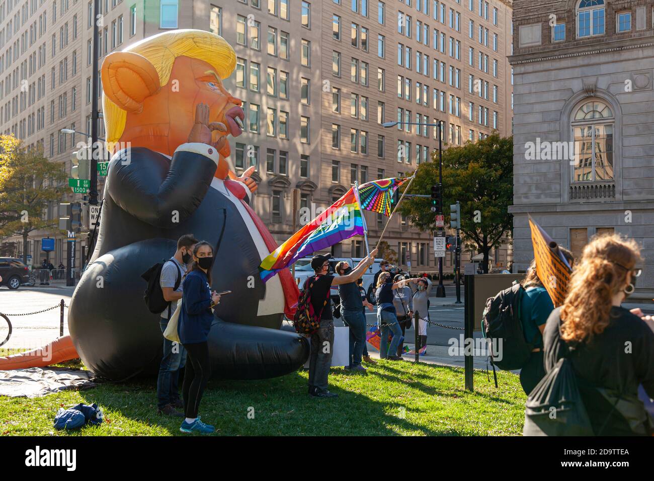 Washington DC, USA 11/06/2020: Manifestanti vicino alla Casa Bianca a seguito della sconfitta di Donald Trump alle elezioni americane. Si riuniscono intorno ad una mascotte divertente gigante o Foto Stock