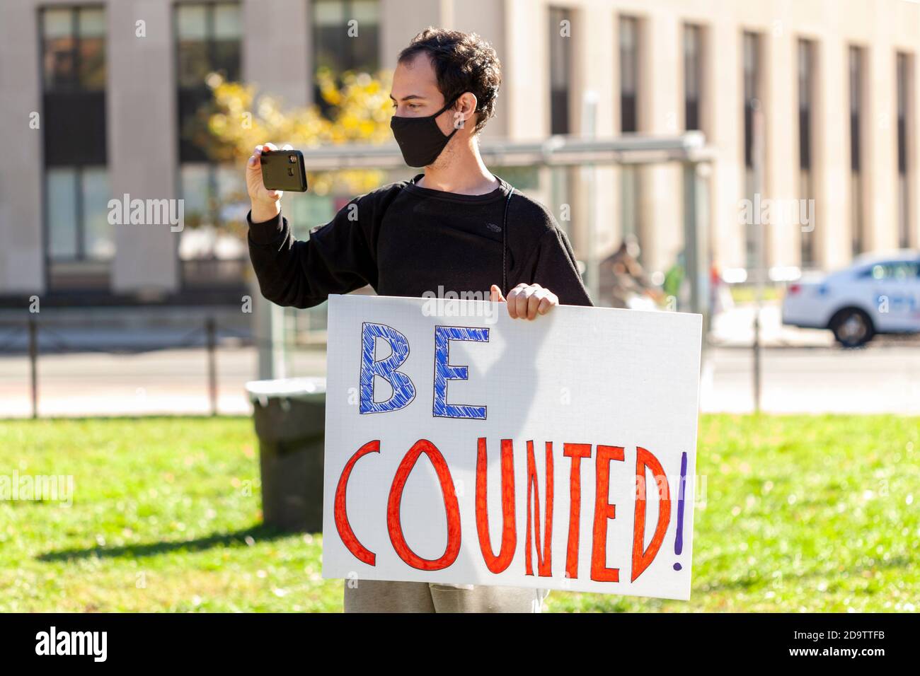 Washington DC, USA, 11/06/2020: Dopo le elezioni, i manifestanti anti anti anti anti-Trump fanno dimostrazioni vicino alla Casa Bianca. Un giovane ha una bandiera che dice Foto Stock