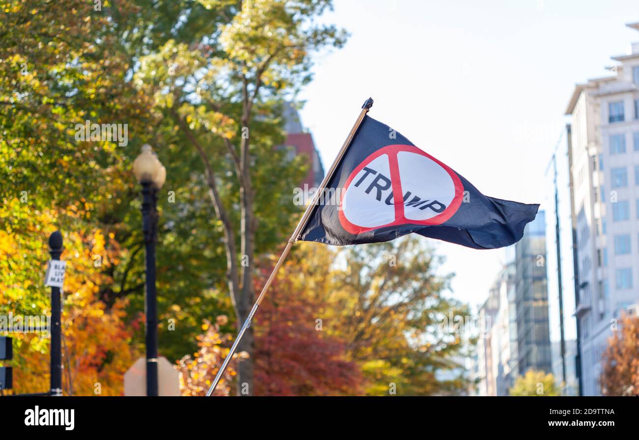 Washington DC, USA 11/06/2020: I manifestanti si riuniscono nel Black Lives Matter Plaza vicino alla Casa Bianca per protestare contro il presidente Trump dopo le elezioni e festeggiare Foto Stock