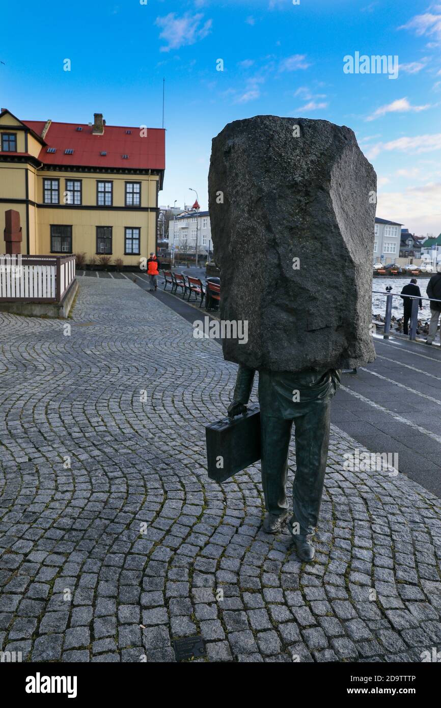 Il Monumento al burocrate sconosciuto (1993) sculputato dall'artista Magnús Tómasson. Arte moderna a Reykjavik, Islanda Foto Stock