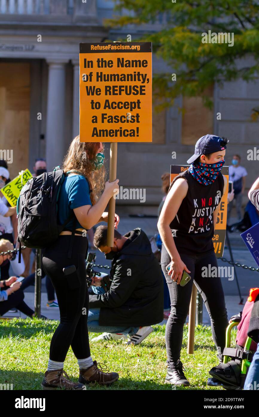 Washington DC, USA, 11/06/2020: Dopo le elezioni, i manifestanti anti anti anti anti-Trump fanno dimostrazioni vicino alla Casa Bianca. Una donna sta tenendo una bandiera che dice Foto Stock