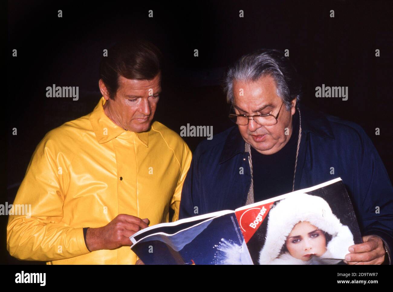 Roger Moore e procurer cubby Broccoli presso i Pinewood Studios In Inghilterra in una pausa dal tiro di un James Bond pellicola Foto Stock