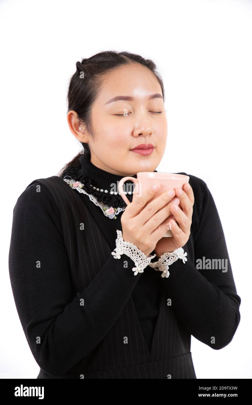 Ritratto Asiatico belle giovani donne che bevono tè su sfondo bianco Foto Stock
