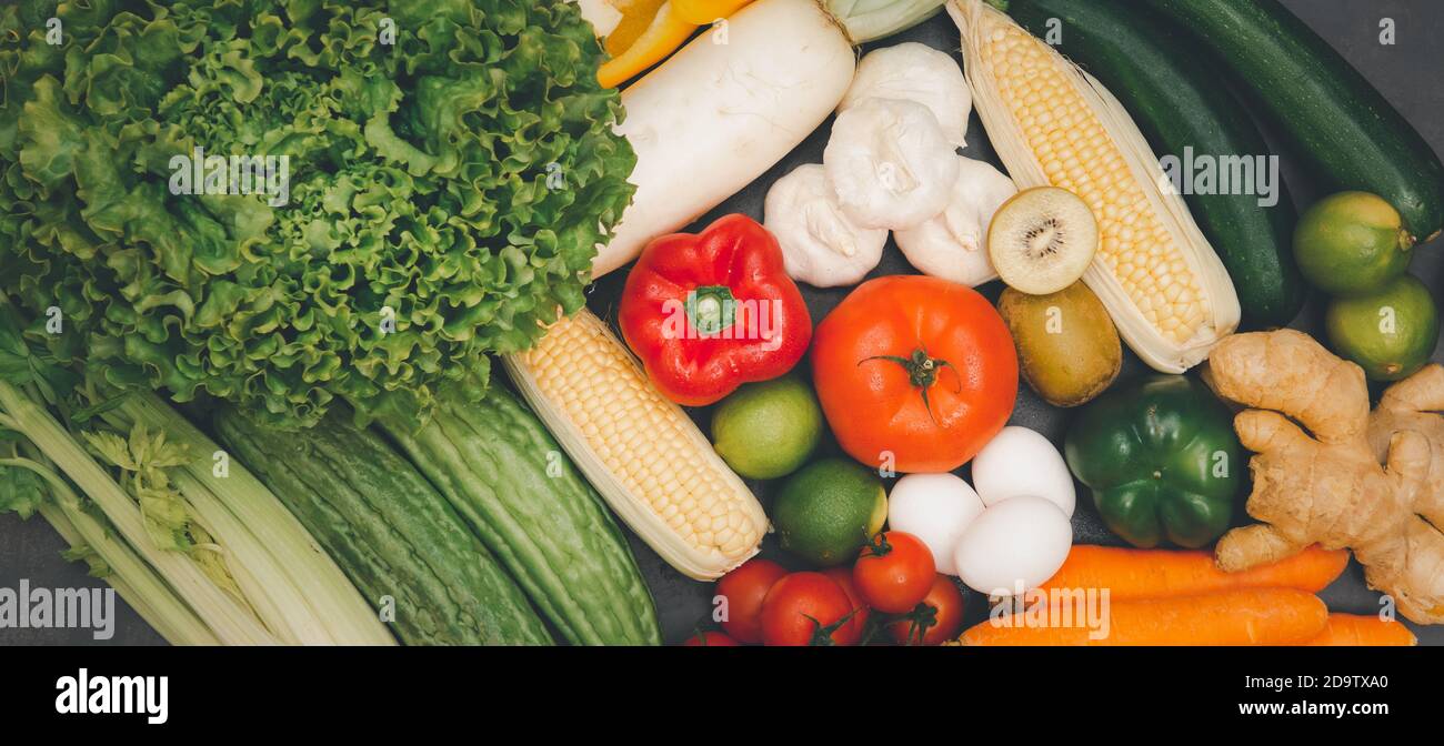 Assortimento di verdure fresche e frutta di fondo, cibo sano Foto Stock