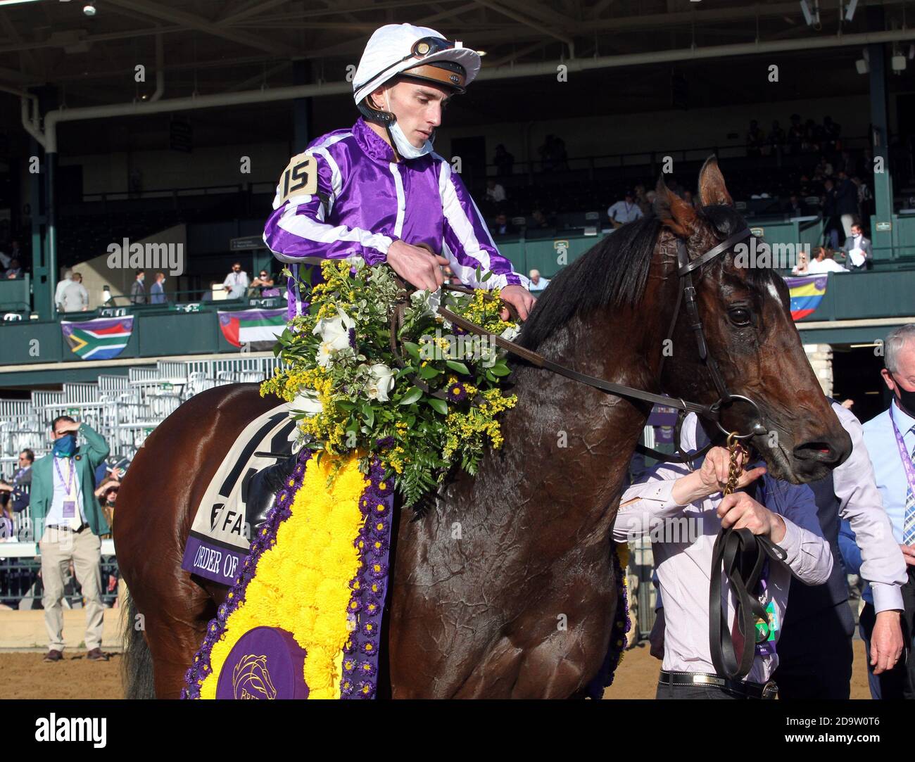 Lexington, Stati Uniti. 07 novembre 2020. Jockey Christophe Soumillon Riding Order of Australia celebra la vittoria della Breeders Cup Mile a Keeneland, sabato 7 novembre 2020 a Lexington, Kentucky. Photo by John Sommers II/UPI Credit: UPI/Alamy Live News Credit: UPI/Alamy Live News Foto Stock