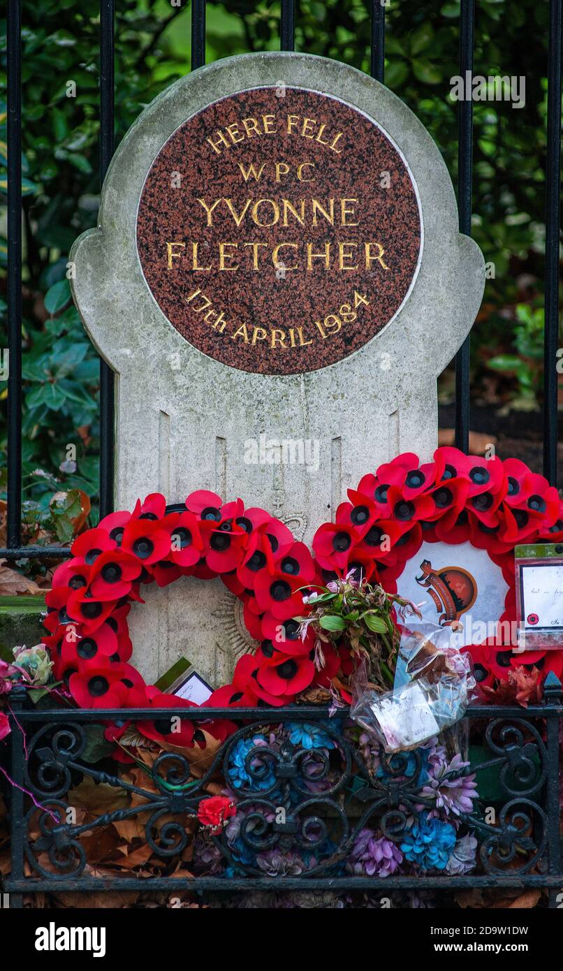 Memoriale alla poliziotto assassinata WPC Yvonne Fletcher fuori dell'ambasciata libica a St James' Square, nel centro di Londra, Inghilterra, Regno Unito. Foto Stock