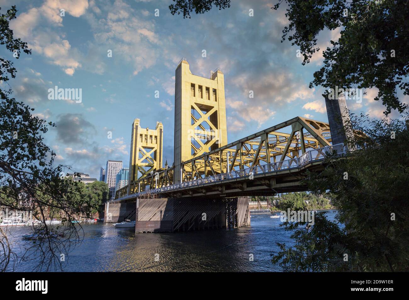 Storico Tower Bridge a Sacramento, California, con il cielo del tramonto. Foto Stock