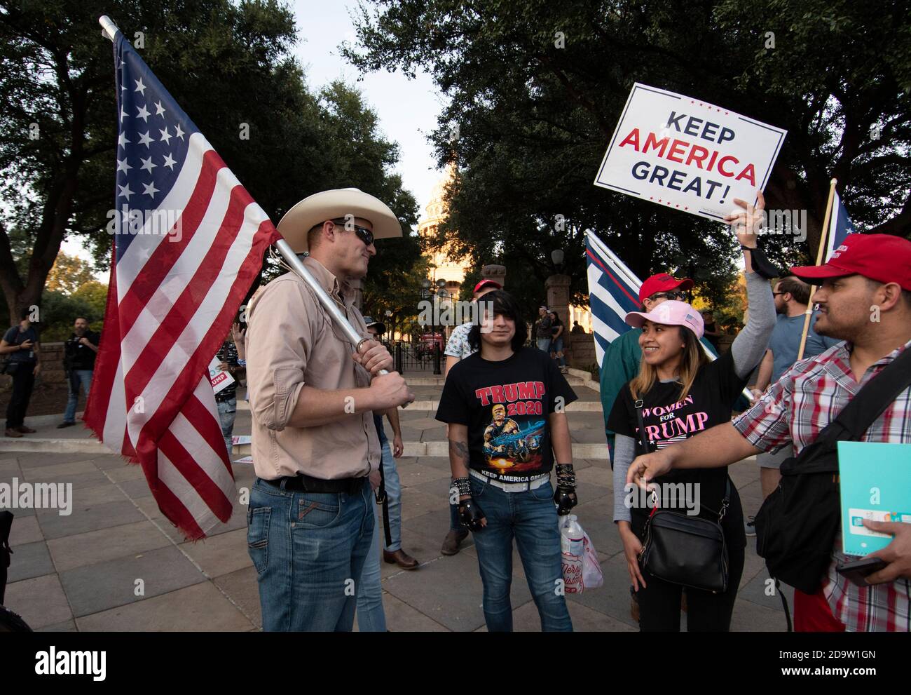 Austin, Texas, Stati Uniti. 07 novembre 2020. I sostenitori di Pro-Trump si radunano al Campidoglio del Texas, dove la polizia di Austin e i troopers del Texas hanno cercato di tenere separati i sostenitori di Biden e Trump. La protesta è stata numerata poche centinaia dopo che Biden è stato dichiarato vincitore per il presidente degli Stati Uniti il 7 novembre 2020. Credit: Bob Daemmrich/Alamy Live News Credit: Bob Daemmrich/Alamy Live News Foto Stock