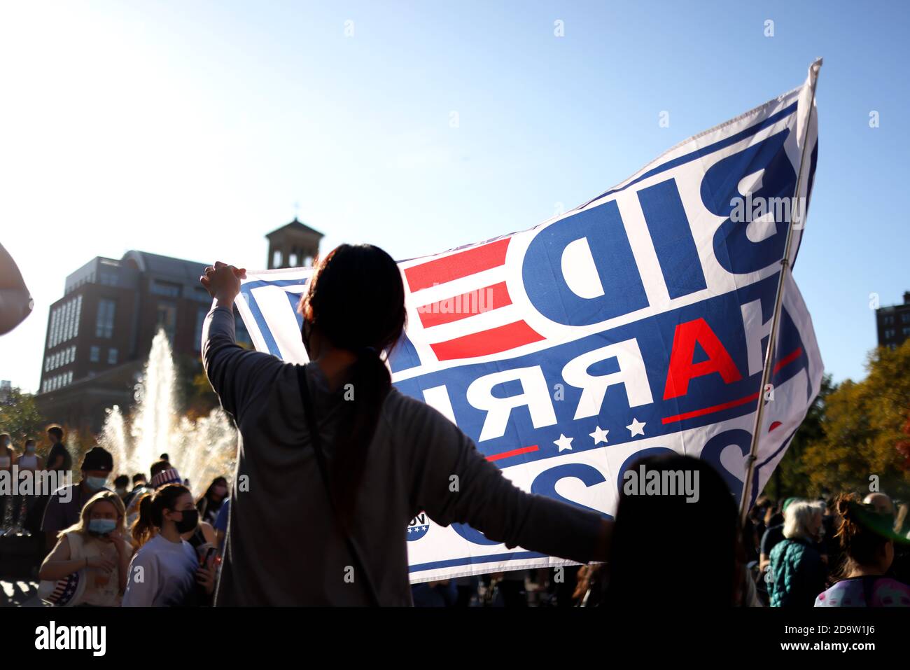 New York City, New York, Stati Uniti. 7 Nov 2020. Elezioni presidenziali AMERICANE. Persone che festeggiano nel Washington Square Park di New York dopo l'elezione del Vice Presidente Joseph Biden come 46° Presidente degli Stati Uniti. Biden ha vinto lo stato della Pennsylvania per portare il suo totale elettorale oltre la soglia di voto del collegio elettorale del 270 per catturare la presidenza. Credit: Adam Stoltman/Alamy Live News Foto Stock