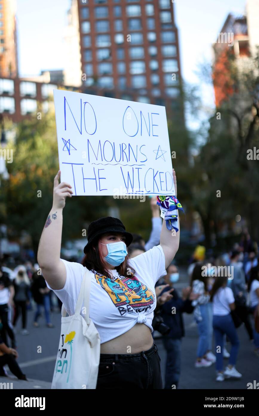 New York City, New York, Stati Uniti. 7 Nov 2020. Elezioni presidenziali AMERICANE. Persone che festeggiano in Union Square di New York dopo l'elezione del Vice Presidente Joseph Biden come 46° Presidente degli Stati Uniti. Biden ha vinto lo stato della Pennsylvania per portare il suo totale elettorale oltre la soglia di voto del collegio elettorale del 270 per catturare la presidenza. Credit: Adam Stoltman/Alamy Live News Foto Stock