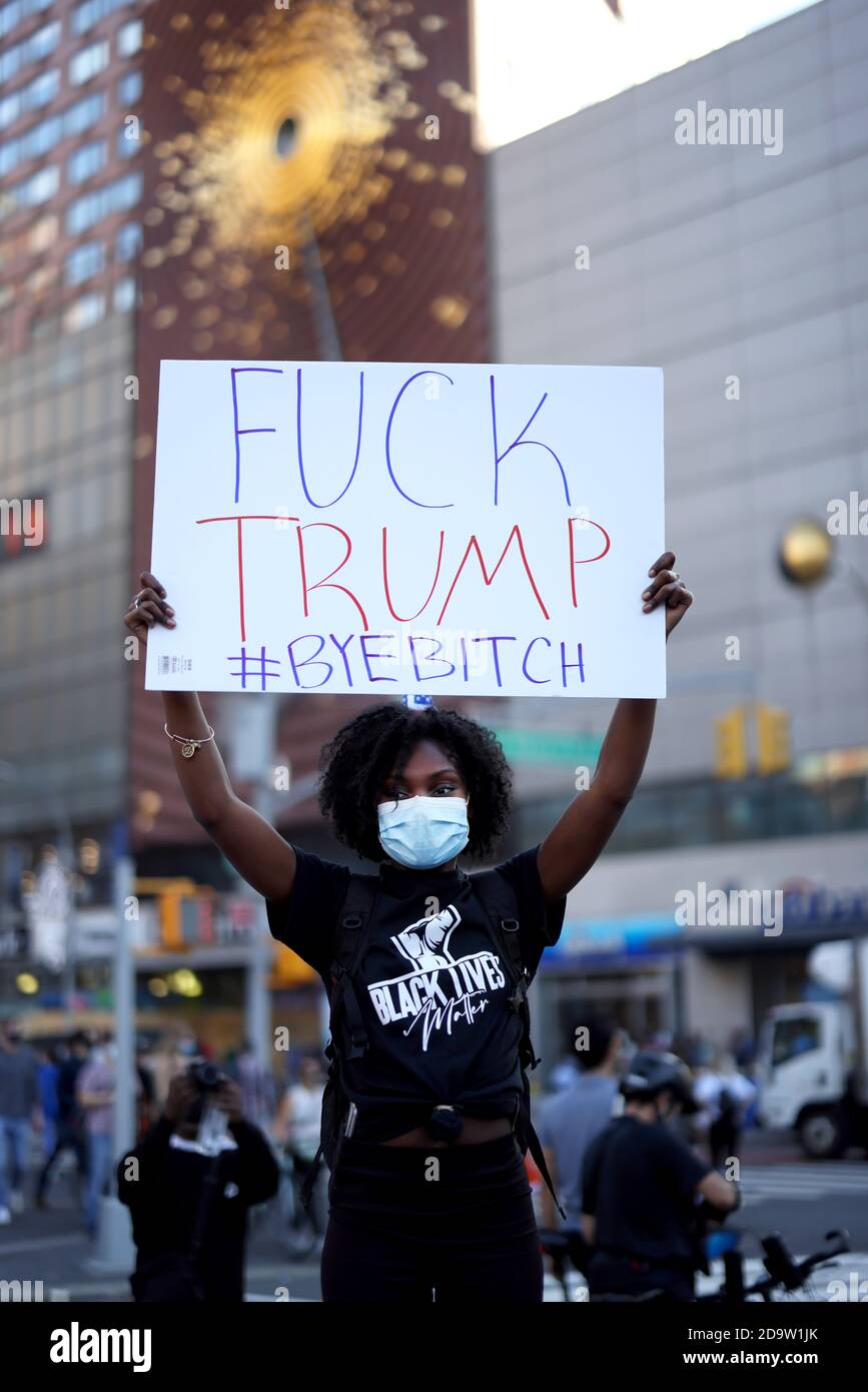 New York City, New York, Stati Uniti. 7 Nov 2020. Elezioni presidenziali AMERICANE. Persone che festeggiano in Union Square di New York dopo l'elezione del Vice Presidente Joseph Biden come 46° Presidente degli Stati Uniti. Biden ha vinto lo stato della Pennsylvania per portare il suo totale elettorale oltre la soglia di voto del collegio elettorale del 270 per catturare la presidenza. Credit: Adam Stoltman/Alamy Live News Foto Stock
