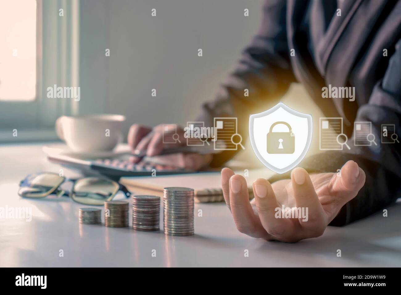 Logo icona sistema immunitario protezione dei documenti nelle mani di uomini d'affari concetto di sicurezza gestione dei documenti finanziari. Foto Stock