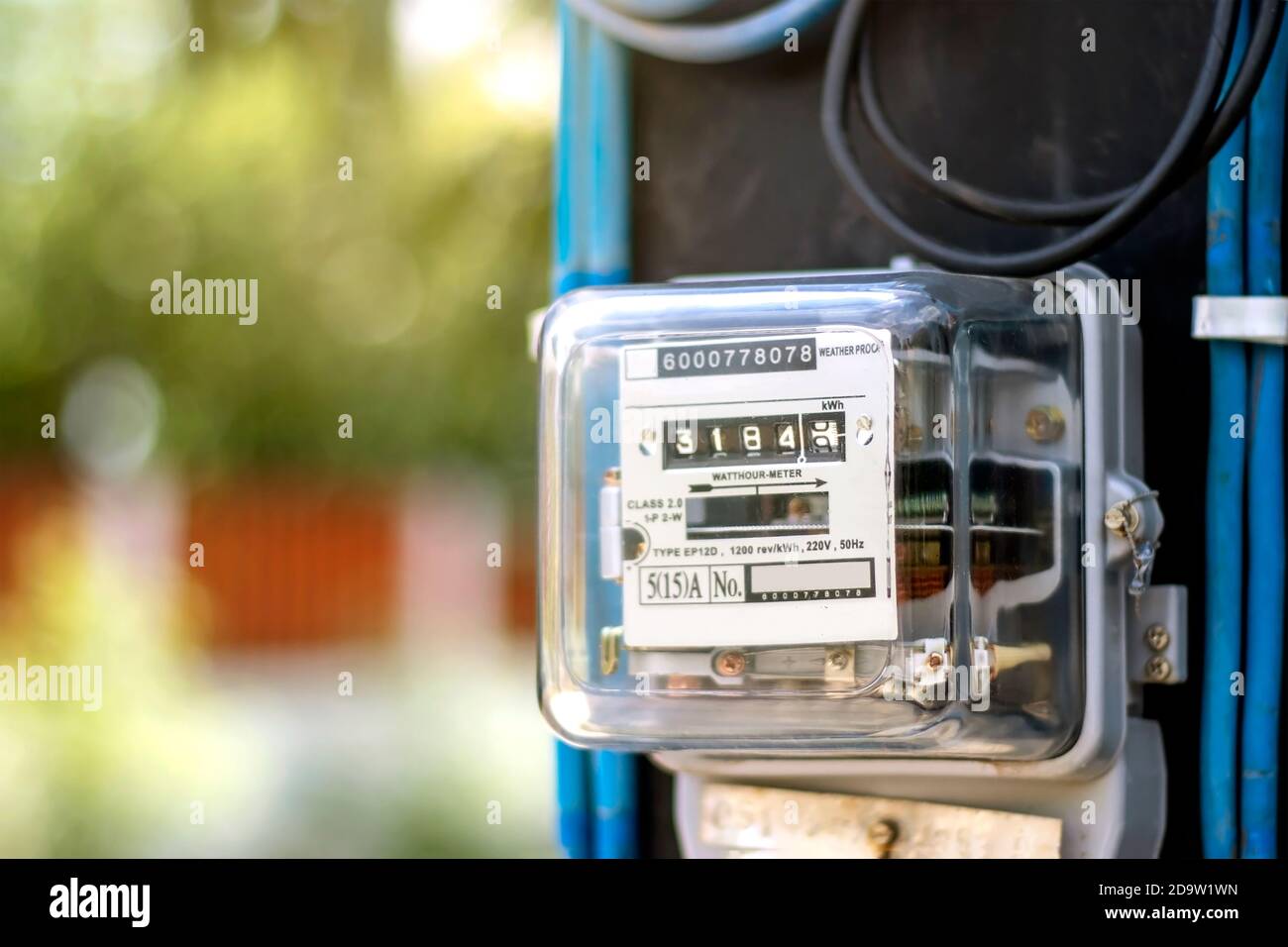 Contatori di elettricità per elettrodomestici, inclusi sfondi verdi naturali sfocati, concetti di utilizzo di energia elettrica e utilizzo di elettricità A. Foto Stock