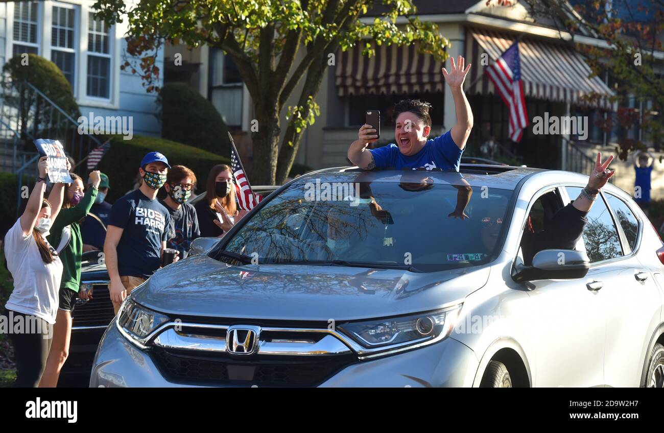 Una costante processione di automobili bip oltre la casa d’infanzia di Joe Biden a Scranton.Joe Biden è nato e cresciuto a Scranton, il lunedì ha visitato la sua casa d’infanzia e ha lasciato un messaggio sulla parete della camera di famiglia. I sostenitori sono venuti a casa a North Washington Street a Scranton dopo che Biden ha vinto le elezioni, un flusso costante di automobili che si guidano piangendo, salutando e ballando fuori casa sua. Foto Stock