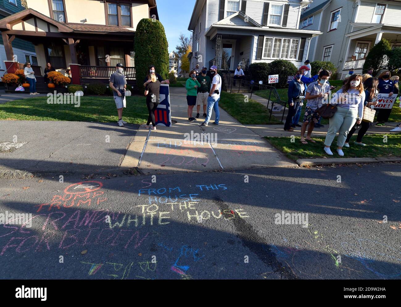 Graffiti ha visto fuori della casa d'infanzia di Joe Biden a Scranton.Joe Biden è nato e cresciuto a Scranton, il lunedì ha visitato la sua casa d'infanzia e ha lasciato un messaggio sulla parete della camera di famiglia. I sostenitori sono venuti a casa a North Washington Street a Scranton dopo che Biden ha vinto le elezioni, un flusso costante di automobili che si guidano piangendo, salutando e ballando fuori casa sua. Foto Stock