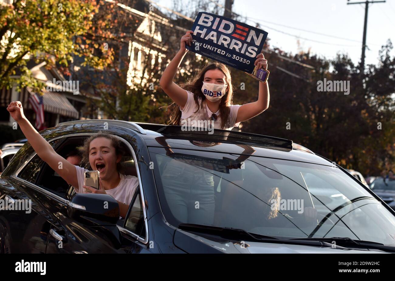 Una costante processione di automobili bip oltre la casa d’infanzia di Joe Biden a Scranton.Joe Biden è nato e cresciuto a Scranton, il lunedì ha visitato la sua casa d’infanzia e ha lasciato un messaggio sulla parete della camera di famiglia. I sostenitori sono venuti a casa a North Washington Street a Scranton dopo che Biden ha vinto le elezioni, un flusso costante di automobili che si guidano piangendo, salutando e ballando fuori casa sua. Foto Stock