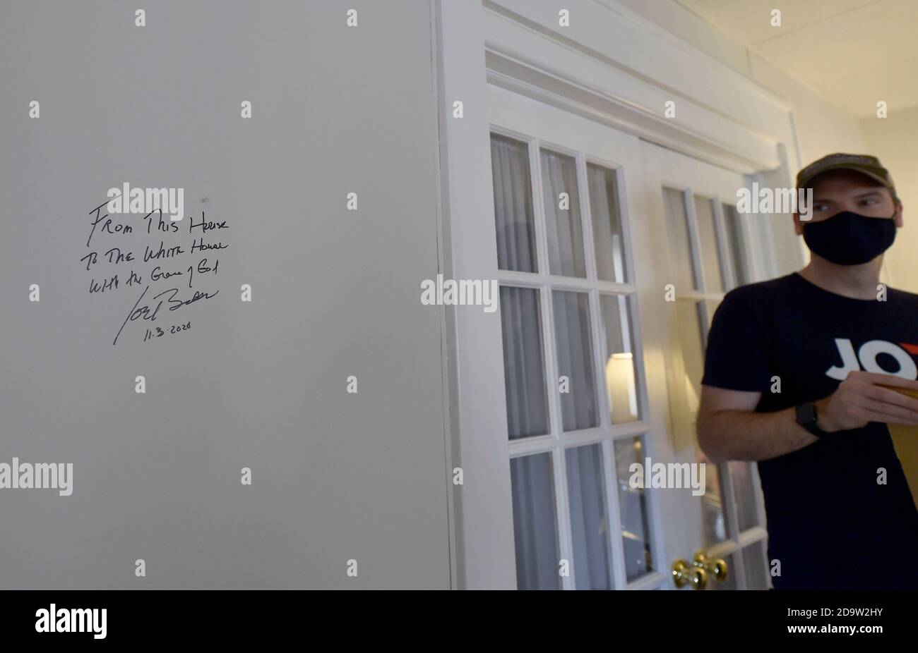 Chris Kearns guarda un punto in cui Joe Biden ha scritto dicendo da questa Camera alla Casa Bianca con la Grazia di Dio.Joe Biden è nato e cresciuto a Scranton, ha visitato il lunedì la sua casa d'infanzia e ha lasciato un messaggio sulla parete della stanza della famiglia. I sostenitori sono venuti a casa a North Washington Street a Scranton dopo che Biden ha vinto le elezioni, un flusso costante di automobili che si guidano piangendo, salutando e ballando fuori casa sua. Foto Stock