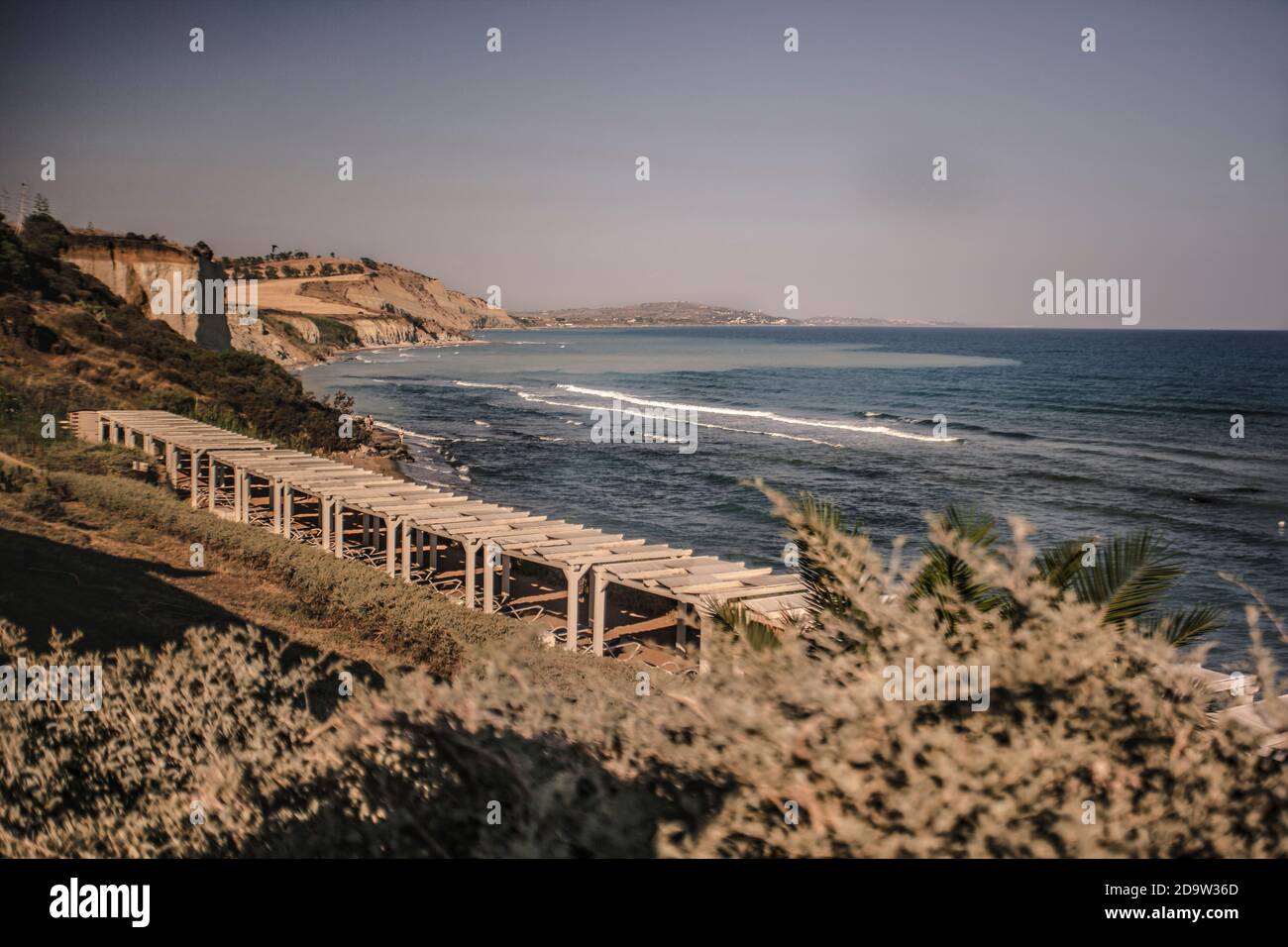 Mare siciliano durante il tramonto in estate Foto Stock
