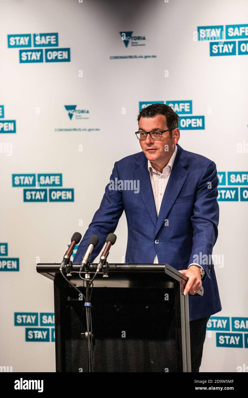 Il Premier Daniel Andrews parla durante una conferenza stampa annunciando i passi successivi per alleviare le restrizioni. Il Premier Daniel Andrews ha confermato il limite di 25 chilometri di viaggio a Melbourne e il 'anello d'acciaio' che separa la città dalla regione Victoria sarà revocato, come parte del diffuso rilassamento delle restrizioni nello stato. Le restrizioni saranno revocate dalle 11:59 di sera. Foto Stock