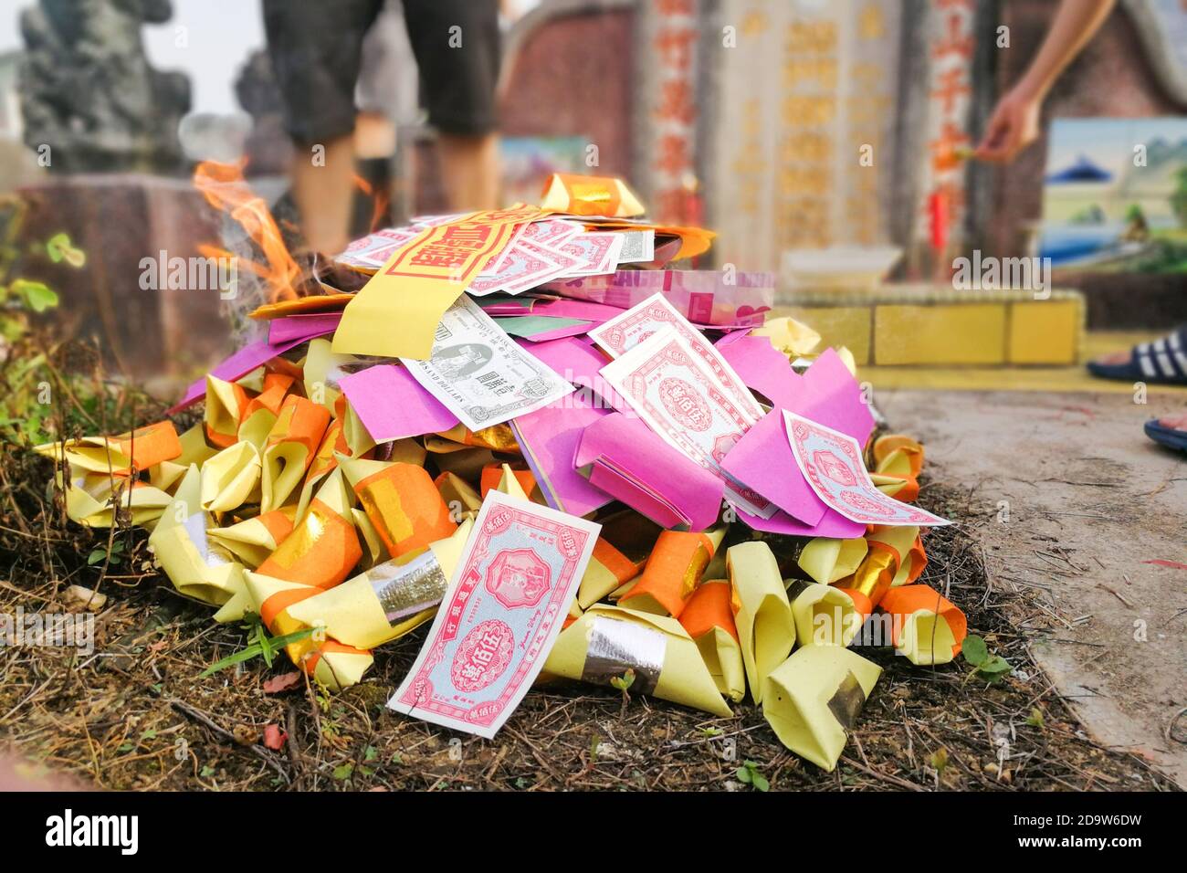 Bruciare denaro di carta e altre offerte durante il qingming in Malesia Foto Stock