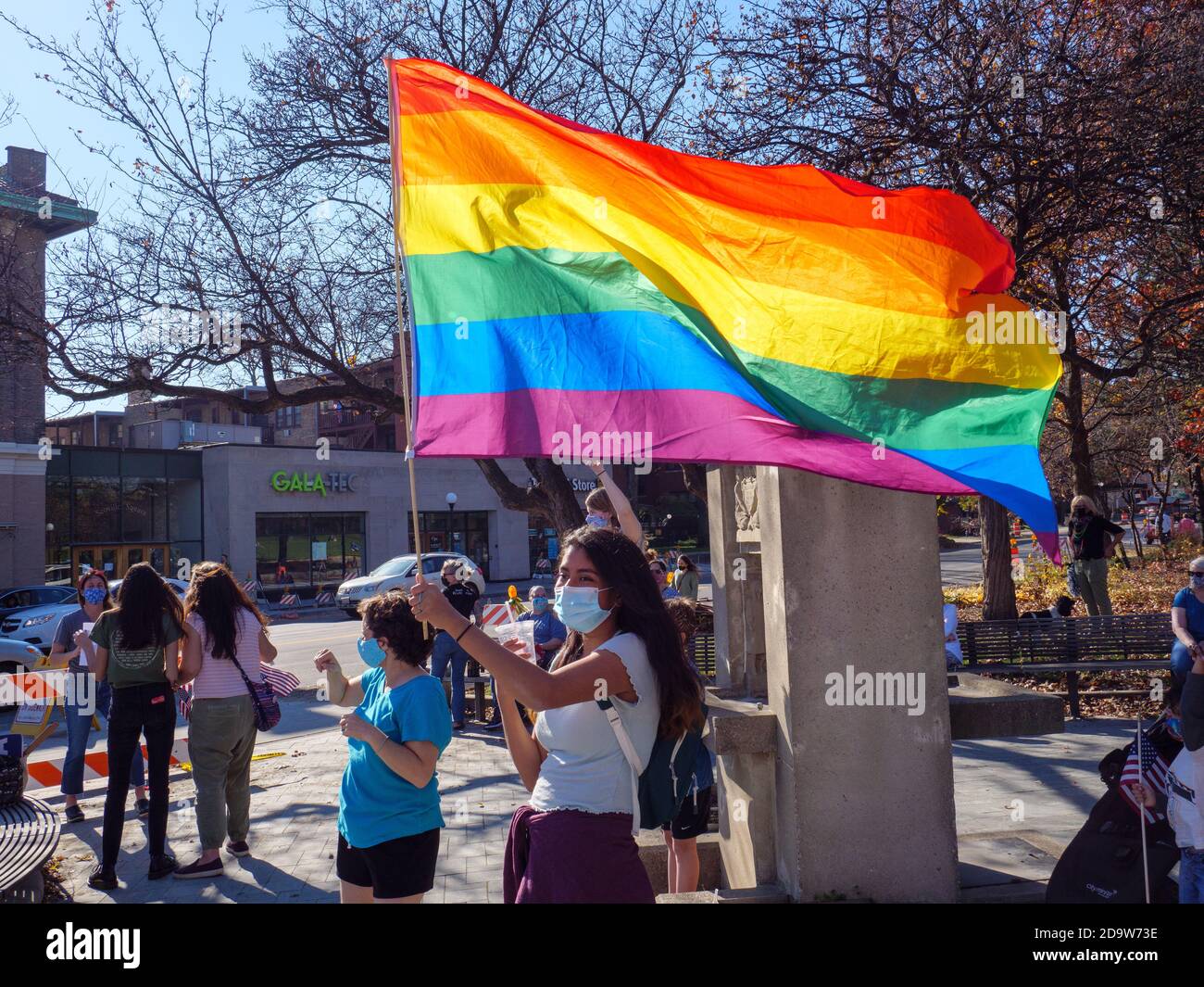 Oak Park, Illinois, Stati Uniti. 7 novembre 2020. Una folla celebrativa si riunisce all'angolo tra Oak Park Avenue e Lake Street a Scoville Park poco dopo l'annuncio che Joe Biden e Kamala Harris hanno vinto abbastanza voti elettorali per diventare presidente e vicepresidente degli Stati Uniti d'America. Foto Stock