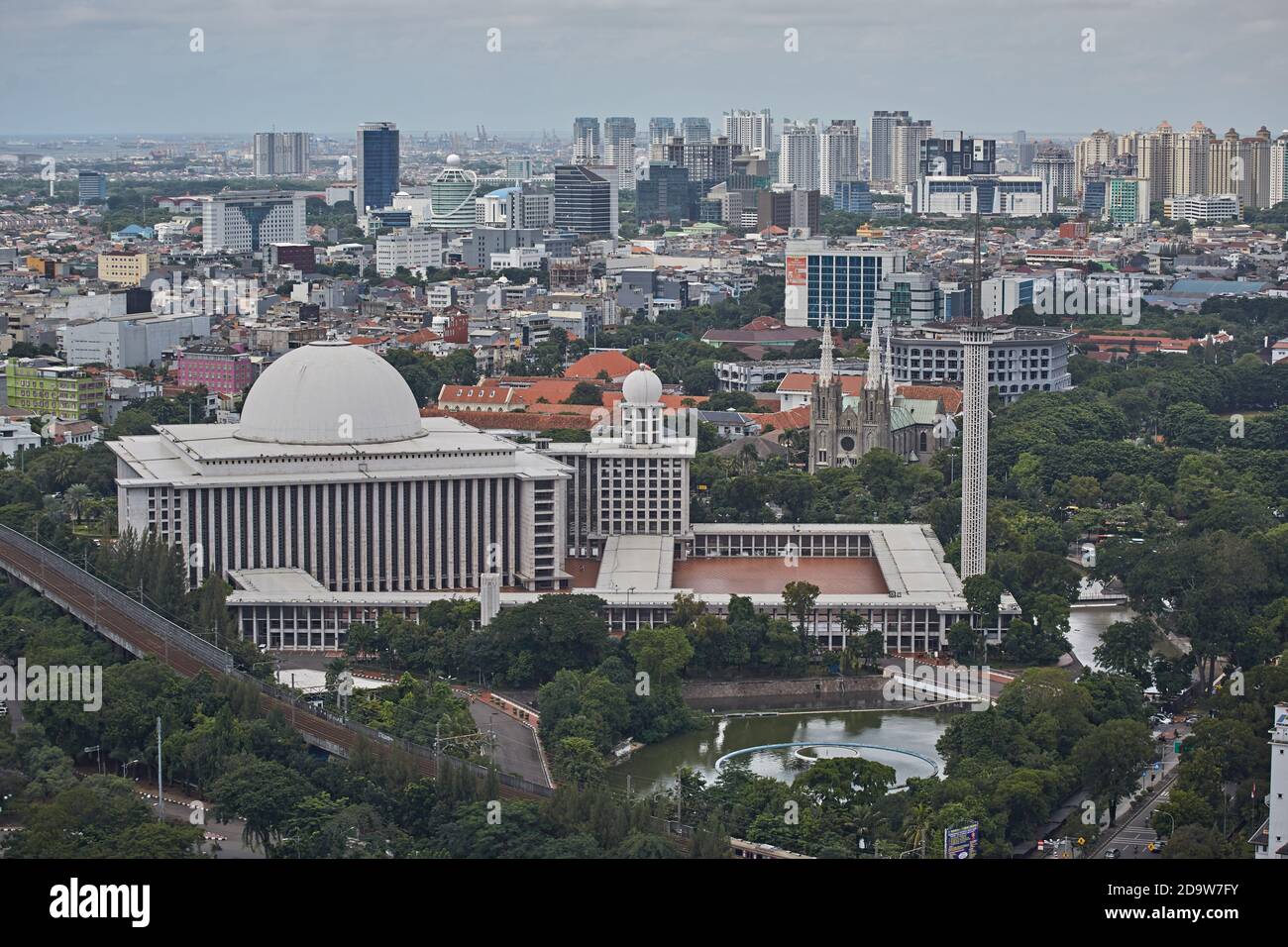 Giacarta, Indonesia, marzo 2016. Vista aerea di Masjid Istiqlal, la moschea principale della città. Foto Stock