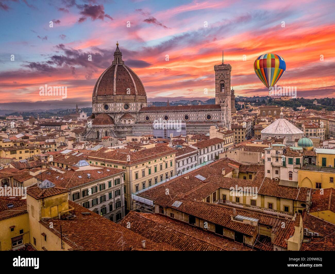 Vista aerea del centro di Firenze con colorate case medievali, la magnifica cattedrale, il colorato cielo del tramonto con volo in mongolfiera Foto Stock