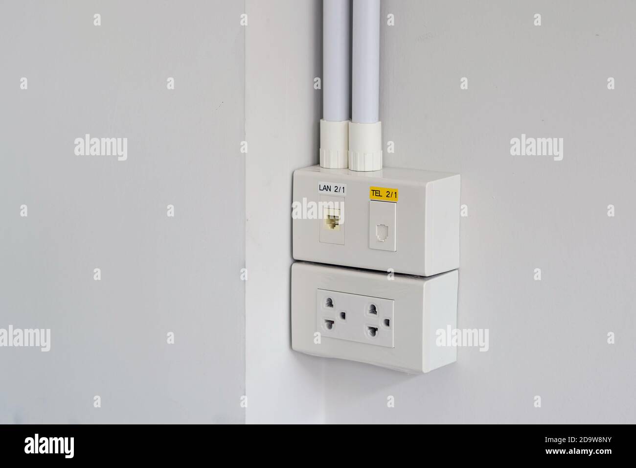 Collegare le spine di alimentazione, le reti e le prese telefoniche a muro per uffici e abitazioni. Foto Stock