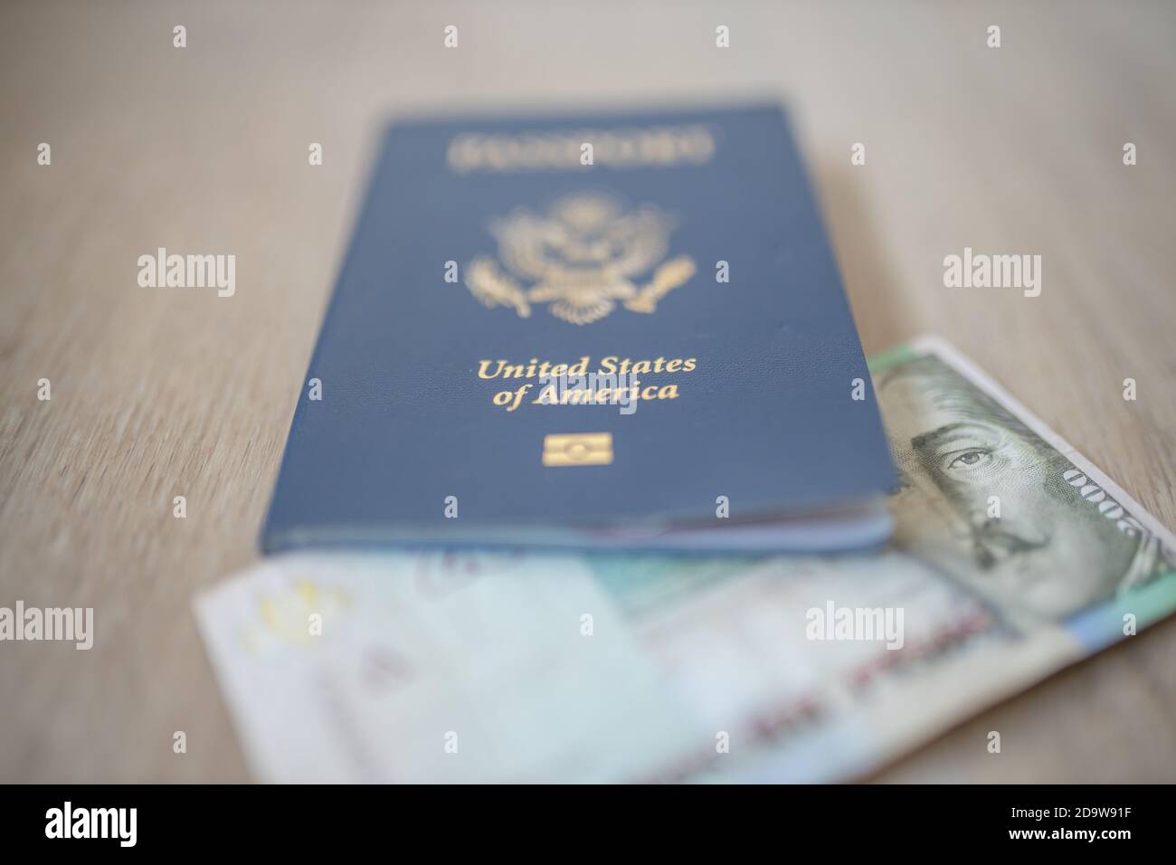 Passaporto degli Stati Uniti d'America con 2000 pesos colombiani Fattura interna Foto Stock