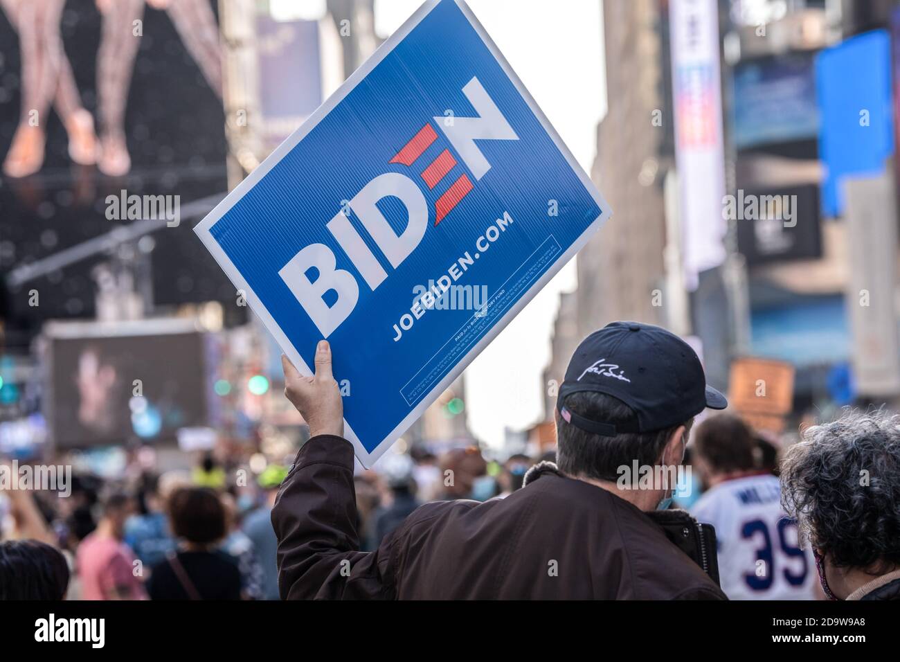 New York, Stati Uniti. 07 novembre 2020. Un tifoso con un cartello celebra la vittoria di Biden/Harris all'elezione del biglietto a Times Square. La gente è scese in strada in massa dopo che molti dei principali media hanno chiamato l'elezione per l'ex vice presidente Joe Biden. Rapporto NYPD ci è una gamma di 500 - 900 persone radunate in Times Square. Gruppi simili si sono riuniti nelle strade della città e in tutto il paese. Credit: SOPA Images Limited/Alamy Live News Foto Stock