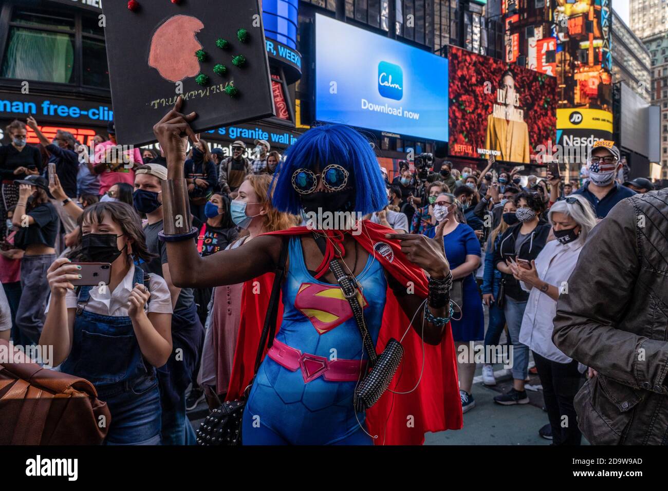 New York, Stati Uniti. 07 novembre 2020. La donna vestita come super-ragazza celebra la vittoria di elezione del biglietto di Biden/Harris a Times Square. La gente è scese in strada in massa dopo che molti dei principali media hanno chiamato l'elezione per l'ex vice presidente Joe Biden. Rapporto NYPD ci è una gamma di 500 - 900 persone radunate in Times Square. Gruppi simili si sono riuniti nelle strade della città e in tutto il paese. Credit: SOPA Images Limited/Alamy Live News Foto Stock