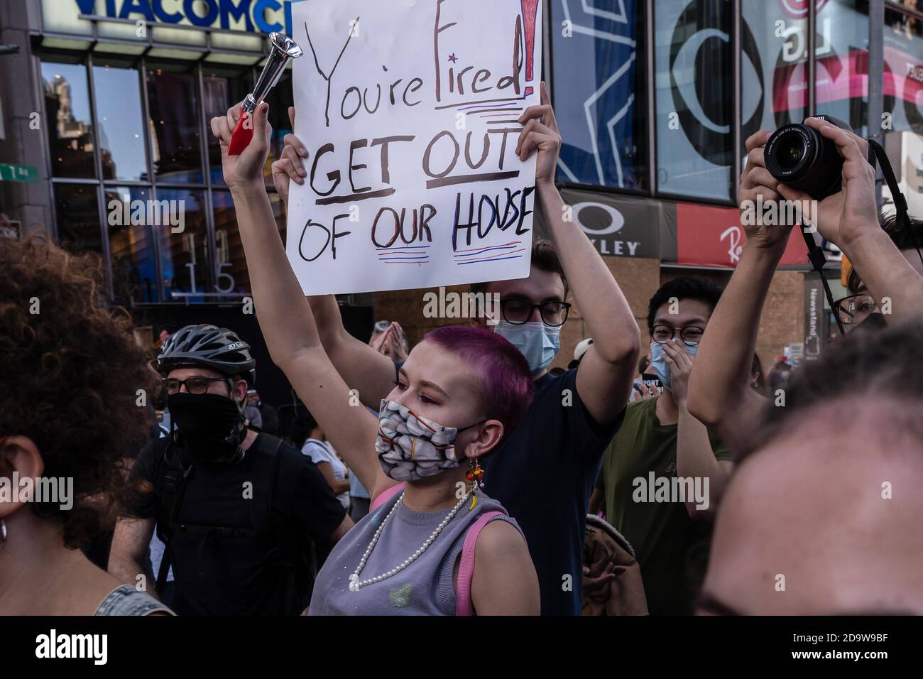 New York, Stati Uniti. 07 novembre 2020. I manifestanti Black Live Matter marciano verso Times Square mentre la gente celebra la vittoria elettorale del biglietto di Biden/Harris. La gente è scese in strada in massa dopo che molti dei principali media hanno chiamato l'elezione per l'ex vice presidente Joe Biden. Rapporto NYPD ci è una gamma di 500 - 900 persone radunate in Times Square. Gruppi simili si sono riuniti nelle strade della città e in tutto il paese. Credit: SOPA Images Limited/Alamy Live News Foto Stock