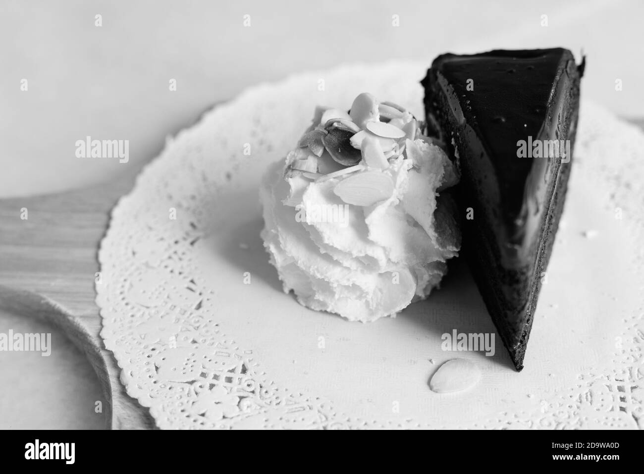Angolo di Alta Vista di cioccolato fetta di torta con panna montata Foto Stock