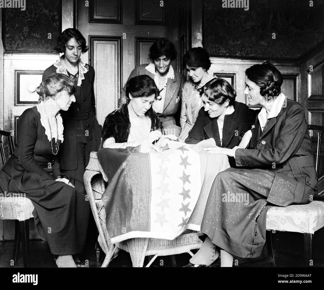 I leader nazionali del Partito delle Donne guardano come Alice Paul cucce una "stella di ratifica" su una bandiera. Da sinistra a destra: Mabel Vernon, Elizabeth Kolb, Alice Paul, Florence Brewer Boeckel, Anita Politzer, sue Shelton White e Vivian Pearce - 1920 Foto Stock