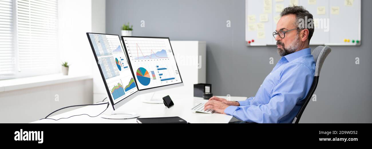 Analyst Advisor che utilizza grafici dati sullo schermo del computer Foto Stock