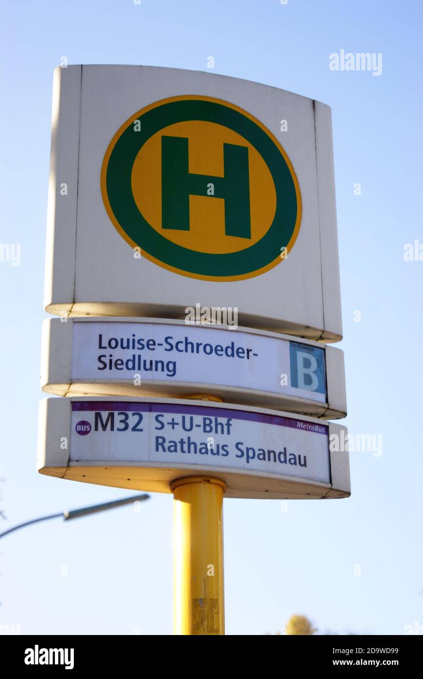 Eine Bushalteselle der BVG: Halteselle Louise-Schroeder-Siedlung in Staaken, Berlin-Spandau, Linie M 32 Foto Stock