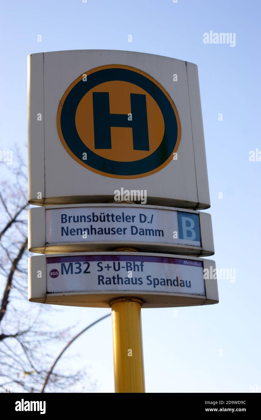 Eine Bushalteselle der BVG: Halteselle Brunsbütteler Damm Ecke Nennhauser Damm a Staaken, Berlin-Spandau Foto Stock