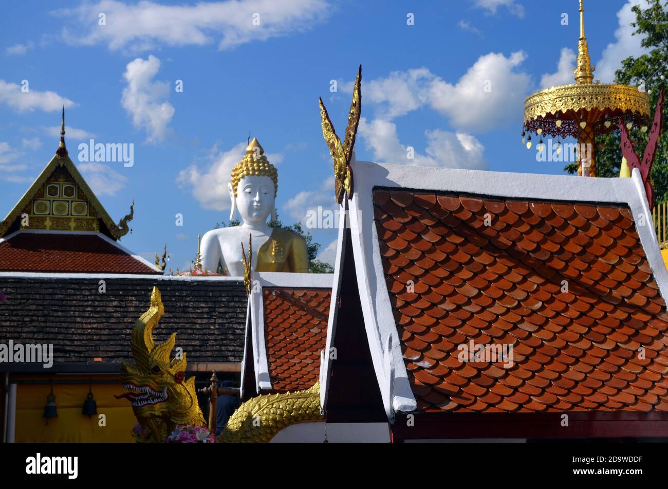 Chiang mai, Thailandia - Wat Phrathat Doi Kham Buddha & rooves Foto Stock