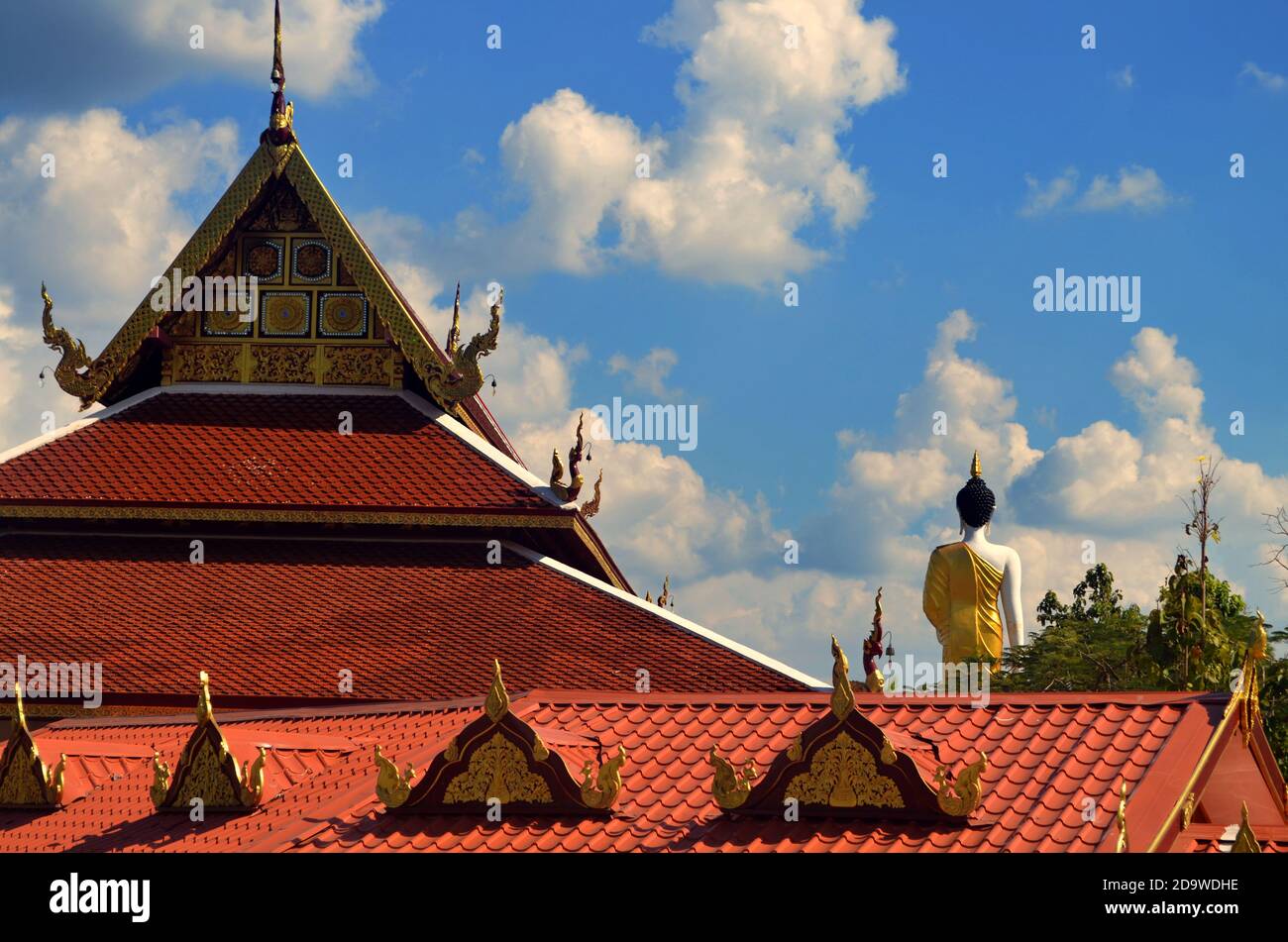 Chiang mai, Thailandia - Wat Phrathat Doi Kham ruggisce sotto le nuvole Foto Stock
