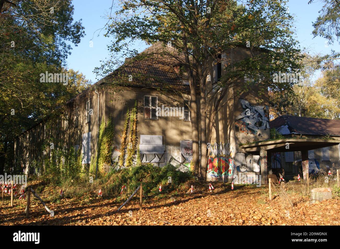 Krankenhaus Staaken: Ruine des Krankenhauses und Neubau der Wohnanalge 'Parco Metropolitano' Foto Stock